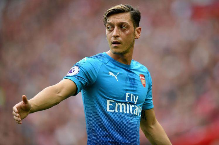 Ozil đến MU vì tiền, Rose gật đầu theo Mourinho