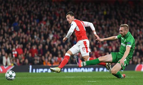 ozil-ghi-hat-trick-arsenal-thang-6-0-o-champions-league-2