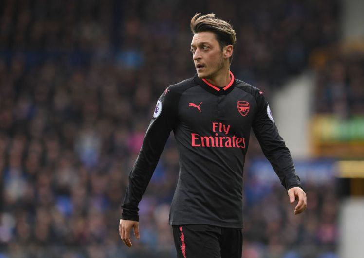 Ozil ra điều kiện đơn giản để ở lại Arsenal