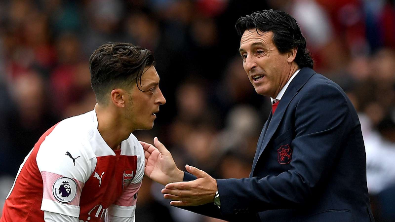 Ozil tiết lộ bất ngờ về quan hệ với HLV Emery