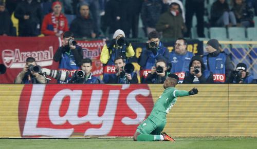 Ozil toả sáng, Arsenal vào vòng đấu loại trực tiếp