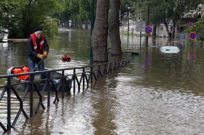 Paris chìm trong nước