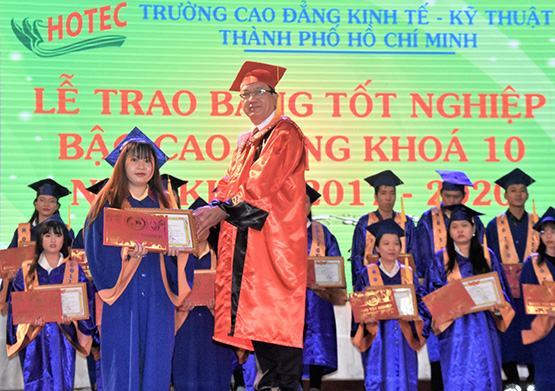 Khen thưởng 91 sinh viên tốt nghiệp xuất sắc, giỏi