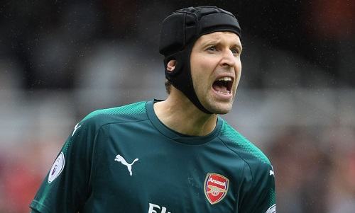 Petr Cech xin lỗi vì sai lầm trong trận thua Brighton