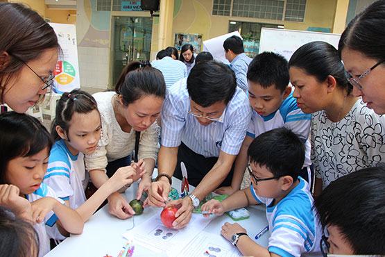 Phụ huynh cùng con làm pin trái cây trong tiết học
