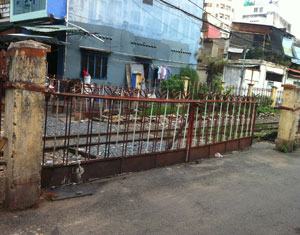 Phá rào chắn làm đường đi