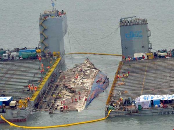 Phà Sewol được đưa lên tàu chở về cảng