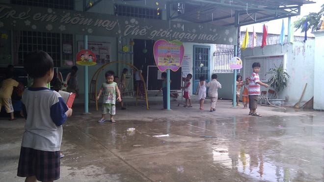 Phản đối thức ăn thiu cho trẻ, bảo mẫu nghỉ việc