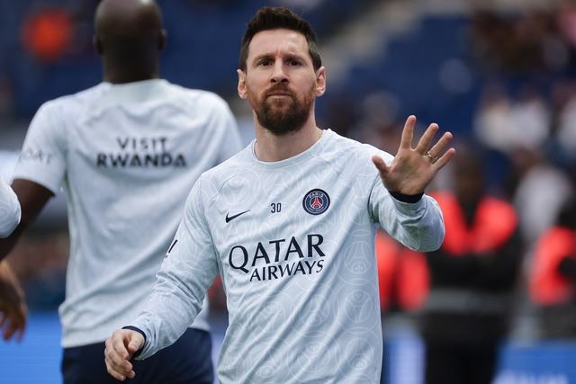 Phản ứng của cầu thủ PSG khi Messi bị CĐV la ó