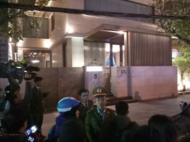 Phan Van Anh Vu đang trên máy bay từ Singapore về Hà Nội - Ảnh 2.