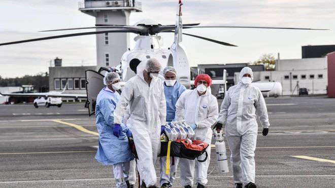 Một số bệnh viện ở Pháp bị quá tải buộc phải chuyển bệnh nhân Covid-19 đến các cơ sở y tế khác  /// AFP