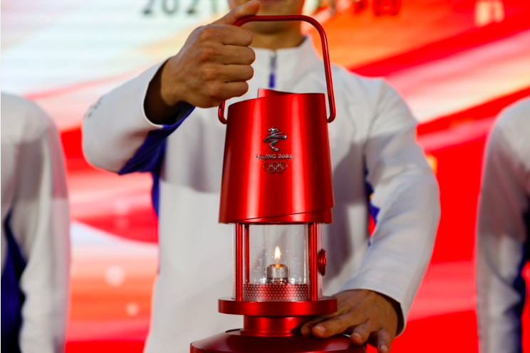 Một cây đèn mang biểu tượng Olympic Bắc Kinh. (Ảnh: Reuters)