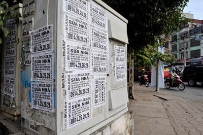 Phát hiện người dán rao vặt được thưởng 500.000 đồng