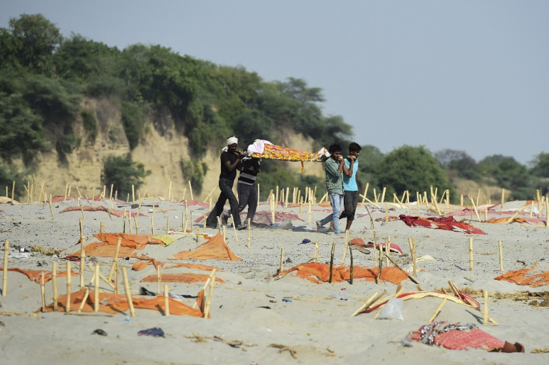 Phát hiện thêm hàng trăm nấm mộ cạn trên sông Hằng, nghi tử vong vì Covid-19 - ảnh 1