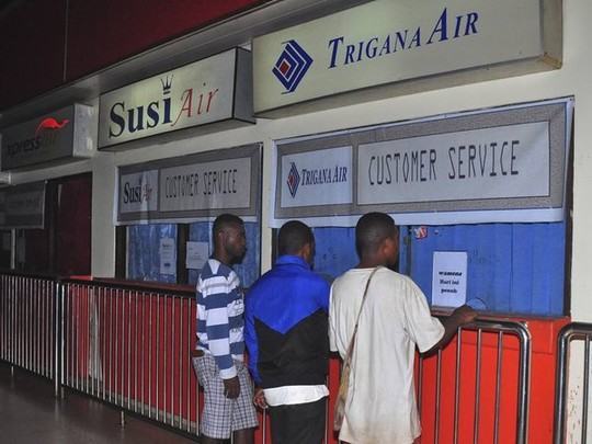 Người thân của hành khách trên chuyến bay tìm kiếm thông tin tại sân bay ở TP Jayapura. Ảnh: AP