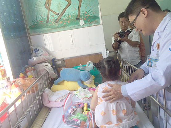 Phẫu thuật cắt bướu lạ trong phế quản bé gái 3 tuổi