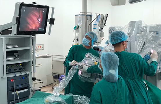 Bệnh viện đầu tiên phẫu thuật bằng robot trị dứt điểm bệnh nhược cơ
