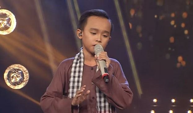 Phi Nhung hát cùng thần tượng nhí Hồ Văn Cường