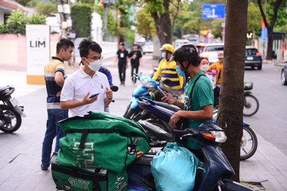 Phí vận chuyển hàng online trong nước đắt đỏ - Ảnh 1.