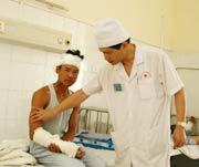 Phi xe qua đống rơm cháy, cả nhà bị bỏng