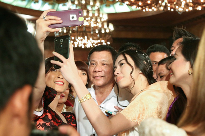 Philippines cấm huýt sáo ve vãn phụ nữ