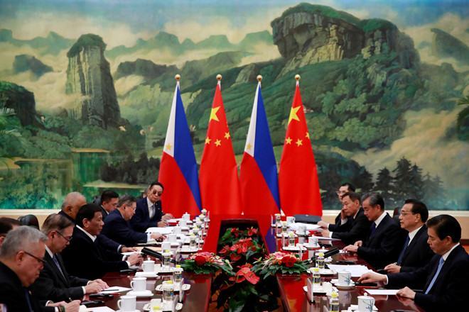 Tổng thống Philippines Rodrigo Duterte và Thủ tướng Trung Quốc Lý Khắc Cường hội đàm ở Bắc Kinh ngày 30.8 /// Reuters