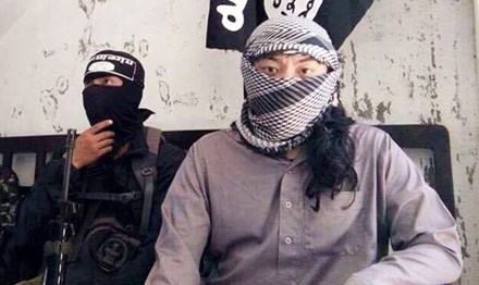 Thủ lĩnh của nhóm Maute trong tòa nhà bỏ hoang ở Marawi. Ảnh: Philstar.