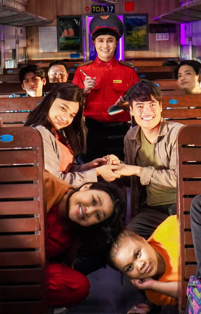 Phim chiếu mạng: Cuộc cạnh tranh sôi nổi cuối năm