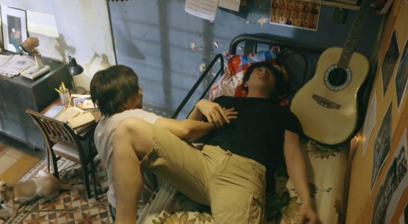 Cảnh đầu tiên của phim Bố già đã có những từ ngữ tục