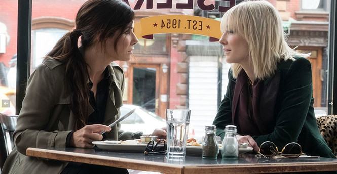 Sandra Bullock và Cate Blanchett trong phim Ocean’s 8