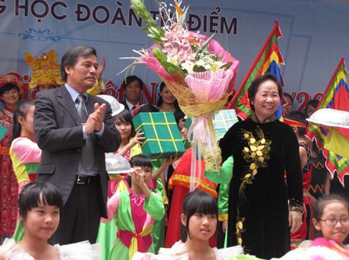 Phó chủ tịch nước mừng ngày nhà giáo
