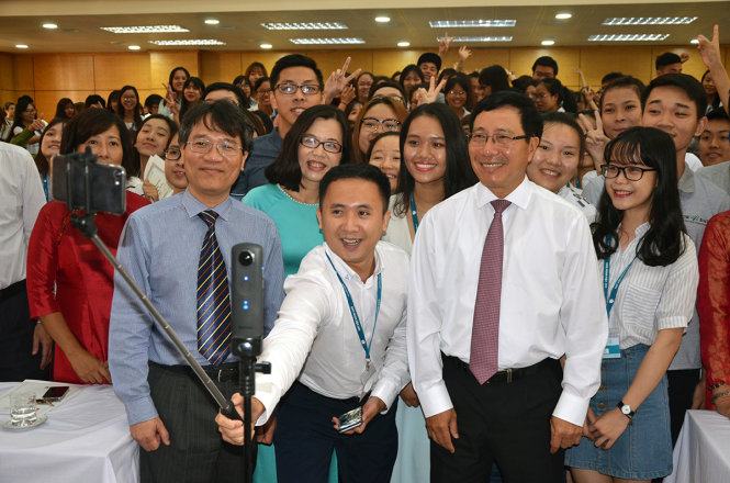 Phó Thủ tướng chụp “wefie” cùng tân sinh viên  