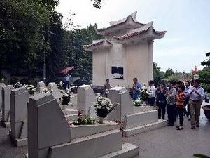 Phó Thủ tướng dâng hương ở di tích Ngã ba Đồng Lộc