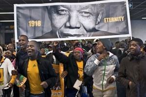 Phó Thủ tướng Phạm Bình Minh viếng cựu Tổng thống Mandela