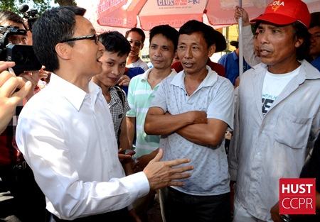 Phó Thủ tướng Vũ Đức Đam động viên thí sinh, phụ huynh