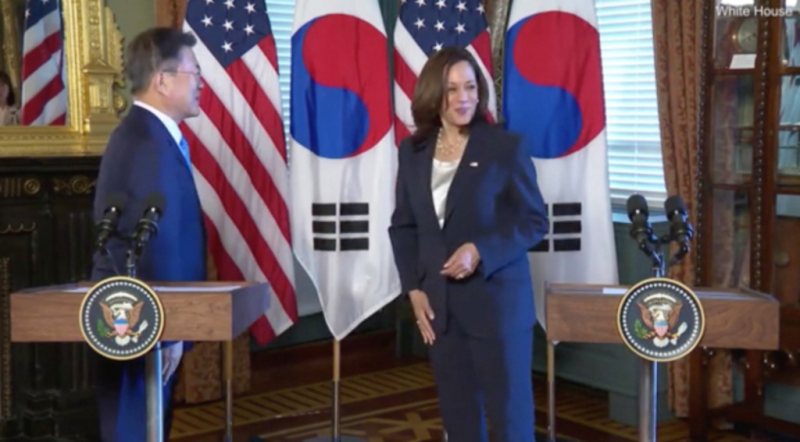 Hành động của bà Kamala Harris nhanh chóng được chú ý và chia sẻ lại /// Nhà Trắng