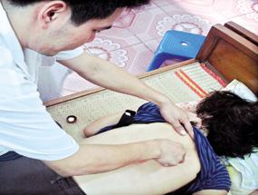 Phòng bệnh giao mùa: Chữa trị đau lưng, nhức mỏi vì lạnh