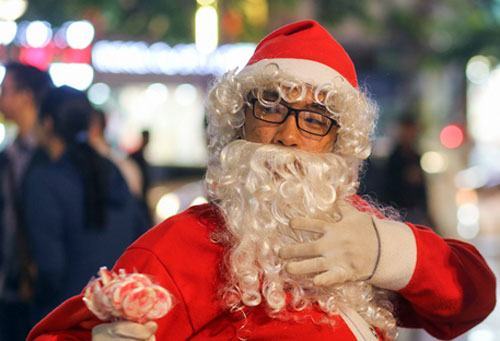 Ông già Noel do các bạn trẻ Sài Gòn đóng vai, đi tặng quà cho mọi người. Ảnh minh họa: Quỳnh Trần.