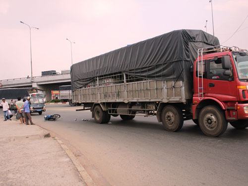 Phóng nhanh qua khúc cua, một người thiệt mạng