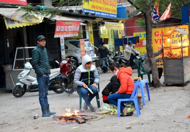 Đốt lửa sưởi ấm bên nhau. Ảnh: Phạm Tô Chiêm