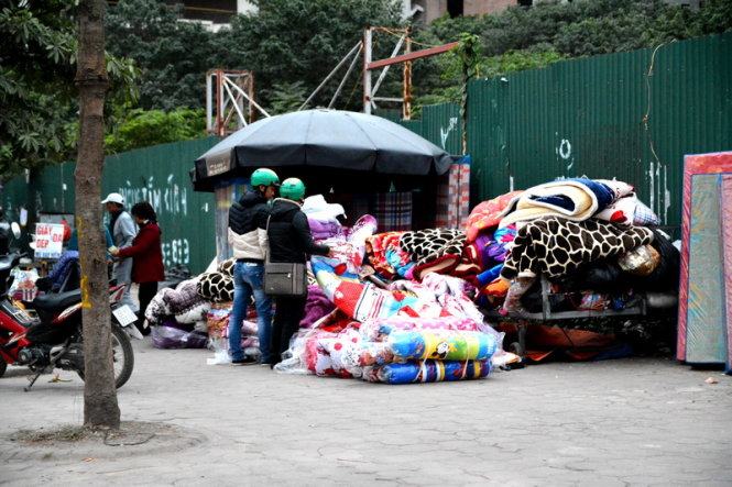 Và chăn nữa, xuống đường luôn!. Ảnh: Phạm Tô Chiêm