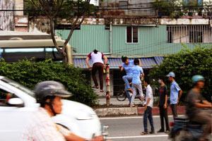 Phóng sự ảnh: Qua đường “hổng giống ai”