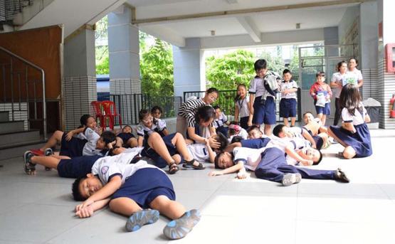 Giáo viên, học sinh học cách chữa cháy, thoát hiểm