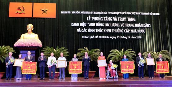 Phong tặng và truy tặng danh hiệu “Anh hùng Lực lượng vũ trang nhân dân”  cho nhiều tập thể, cá nhân