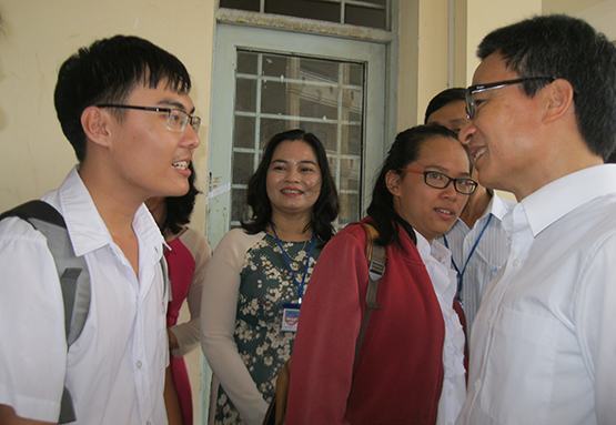 Phó Thủ tướng Vũ Đức Đam: Giám thị cố gắng đừng để sai sót khi phát đề thi