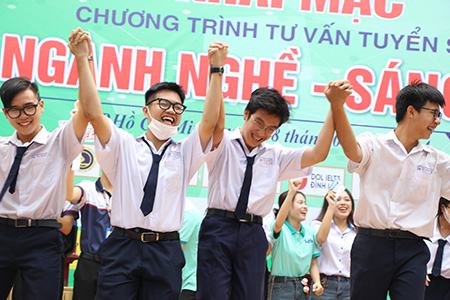 Học sinh Trường THPT Phú Nhuận trong chương trình “Đúng ngành nghề – Sáng tương lai”