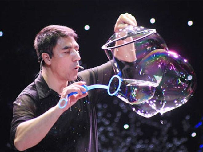 Phù thủy bong bóng Fan Yang biểu diễn 3 tháng tại Việt Nam