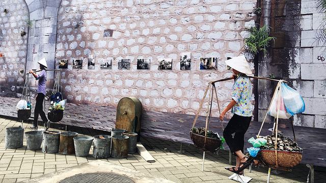 Phố đi bộ Phùng Hưng: tác phẩm thì không nên có xé, xóa, xoạc!