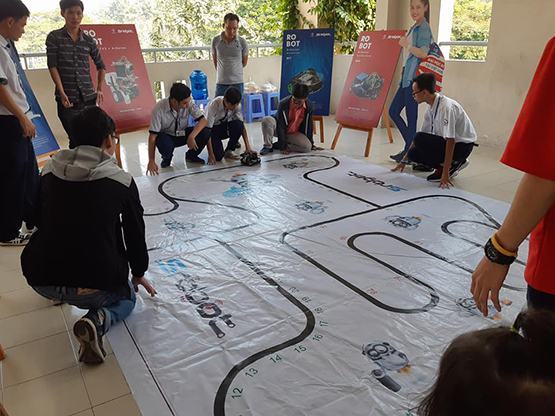 Trên 30 đội thi lắp ghép, lập trình robot