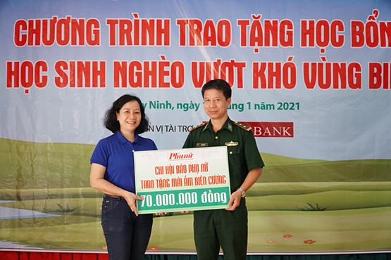 Agribank và Báo phụ nữ TP.HCM trao 100 suất học bổng tại Tây Ninh